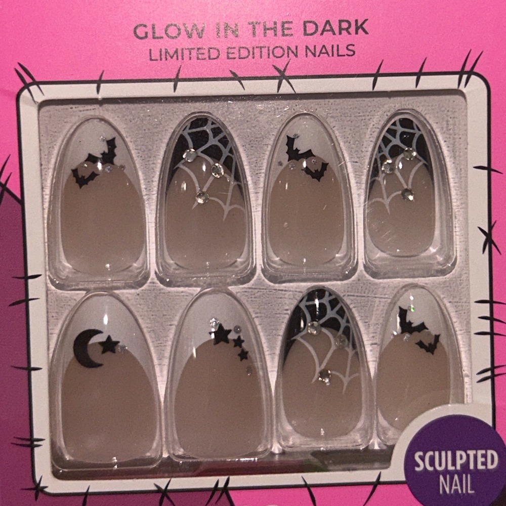 Kiss Voguish Fantasy Glow in the Dark Limited Edition Halloween Nails